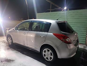 su satan yerler: Nissan Tiida, 5 qapılı hetçbek, gümüşü rəng. - Sərfəli şəhər — 6