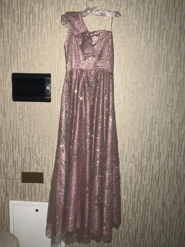 stapel parcadan donlar: Bir defe geyinilib. Uzunlugu 1.75 sm. Yuxarisi karsetdir. Bahali
