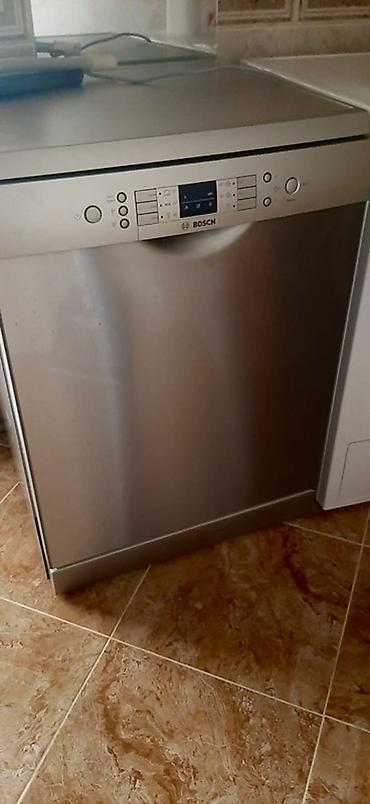 Bosch qabyuyan maşın. Paslanmayan polad rəngli korpusa malik, ayrıca