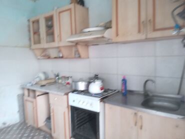 Həyət evləri və villaların satışı: Satılır: yaşayış evi və yanında fəaliyyət göstərən kiçik market binası — 13