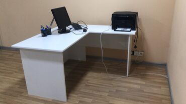 стеклянный стол офисный: Əla vəziyyətdə 3 ədəd ofis üçün stol və tumbalar var