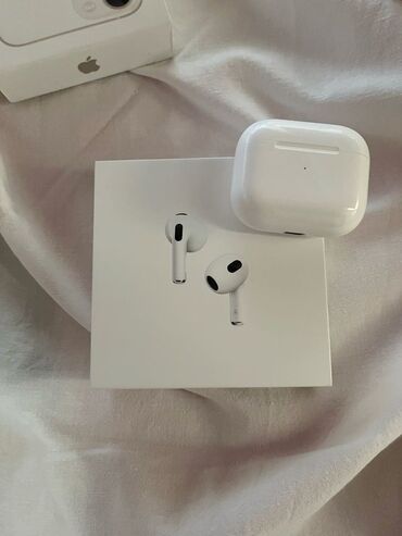 манипуляторы чехол: Новые наушники AirPods Pro хорошегт качества В комплекте: 1) Зарядка