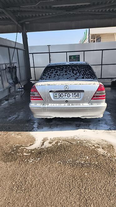 mercedes benz e class w211: Mercedes-Benz sedan, gümüşü rəng. Nömrə: 90-FO-158 (AZ). Klassik — 3