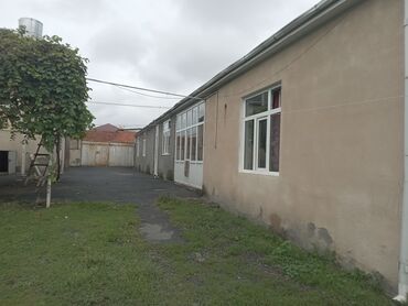 Həyət evləri və villaların satışı: Satılır: yaşayış evi və yanında fəaliyyət göstərən kiçik market binası — 10