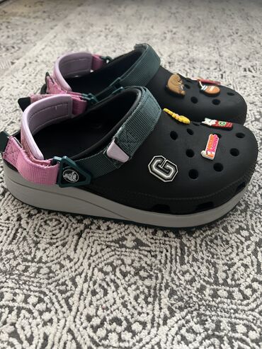 обувь в школу: Crocs оригинал на платформе, 38 размер. В идеальном состоянии. Очень