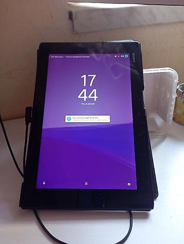 Digər planşetlər: Şəkillərdə qara rəngdə Sony planşet təsvir edilmişdir. Cihaz ekranda — 1
