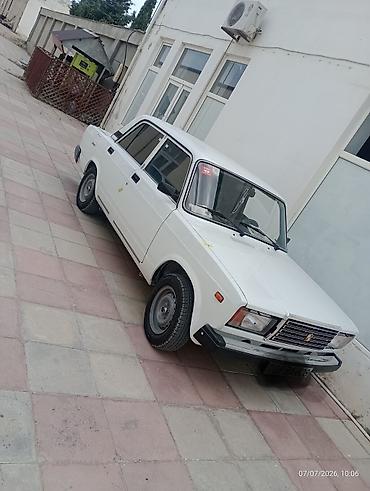 2107 qapı: VAZ 2107 sedan – ağ rəng, 4 qapı, arxaqapıdan ötürücü (RWD). Mexaniki — 3