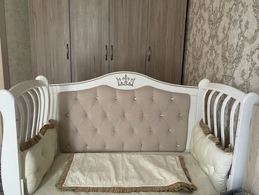 детская кроватка с бортиком и матрасом: Продаю с матрасом 
Бортик есть убрали но можно сделать