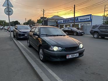 арзан машине: Toyota Avensis: 1998 г., Кол менен иштөөчү, Бензин, Седан — 1