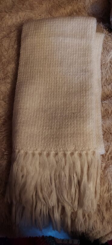 шарфы бишкек: Продаю шарф. Белоснежный. Новый. Длина 270 см, ширина 20 см. Очень