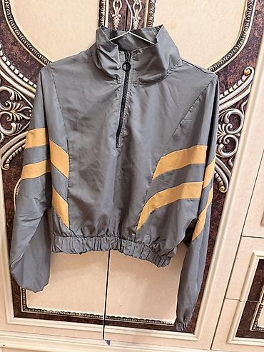 Kişi geyimləri: İdman geyim dəsti – kül rəngi, sarı zolaqlı - 2 hissəli dəst: jaket — 2
