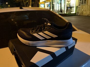 kisi ucun botlar: Yenidi.Orginal adidasindi.Amerika saytinnan zakazla vurulub