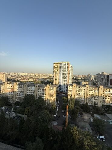 Uzunmüddətli kirayə mənzillər: Mənzilin təqdimatı - Geniş və işıqlı salon: iri panoram pəncərə — 5