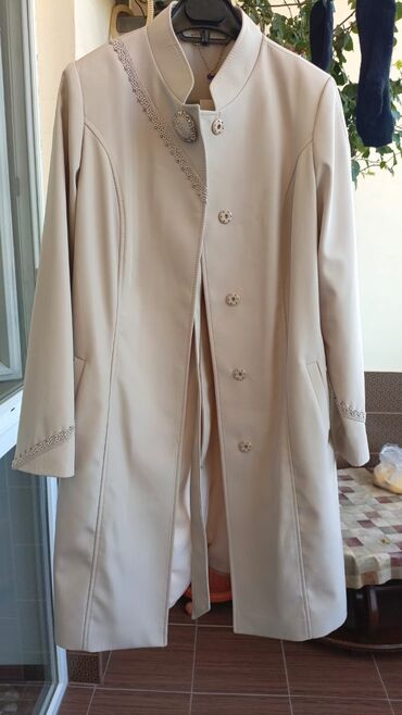 женские шарфы снуды: Zərif krem rəngli qadın palto - Düz kəsim, dizə yaxın uzunluq -