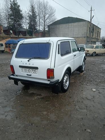 bmw x5 rul: LADA Niva 3 qapılı, ağ rəng, klassik kuzov. - Tam ötürücülü (4x4) — 1