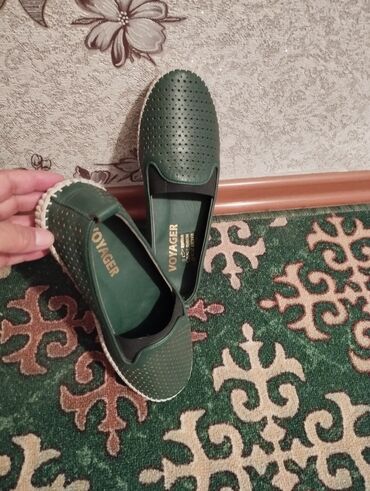 продаю женскую обувь: Туфли 37.5, цвет - Зеленый