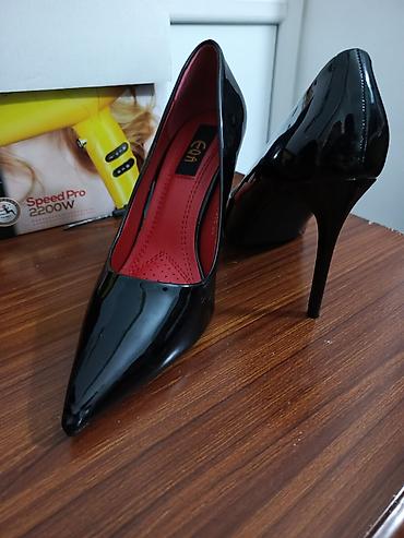 tufli: Qadın klassik tufli – nazik burunlu, laklı qara rəng - Model: qapalı — 2