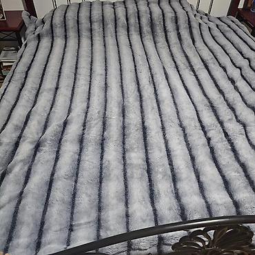 Duplo cebe sa krznom
200x150- 3100 din
200x230cm- 3600din