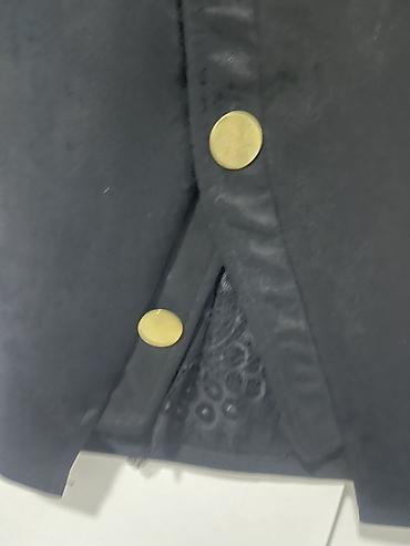prada torbe: Elegantna crna suknja sa zlatnim dugmadima - Model — 1