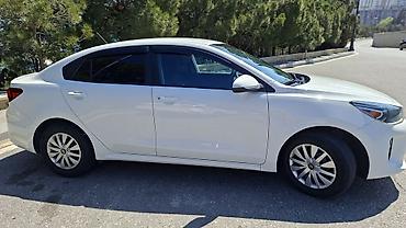 rio kia: Kia Rio sedan – ağ rəng, Azərbaycan nömrə nişanı ilə. Şəhər və uzun — 4