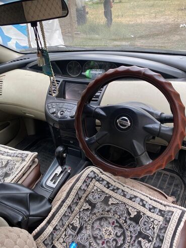 купить зимнюю резину в бишкеке: Седан Nissan Primera в золотистом цвете, оснащенный черным рулевым