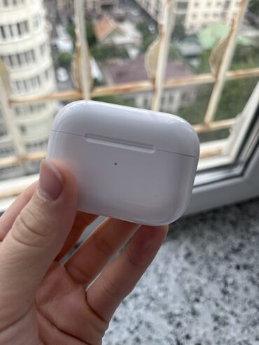 Наушники: Оригинальный кейс от airpods 2 pro. В отличном состоянии, приобрела в