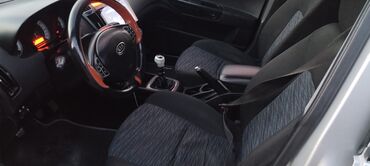 Kia: Kia Cee’d, gümüşü rəngli hetçbek. Xarici: - Orijinal Kia radiator — 6