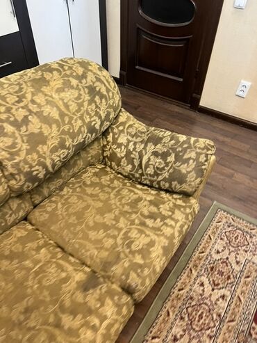 Мягкие кресла: Просторный трехместный диван и два кресла с обивкой из ткани цвета — 4