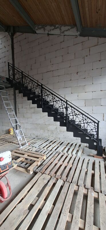 Деревянные лестницы: Деревянная лестница Для дома, Гарантия, Вид дерева: Сосна, Стиль: Классический — 18