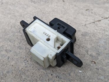 Другие детали салона: Кнопка люка Митсубиси. Оригинал б/у, из Германии, привозной. Подходит — 9