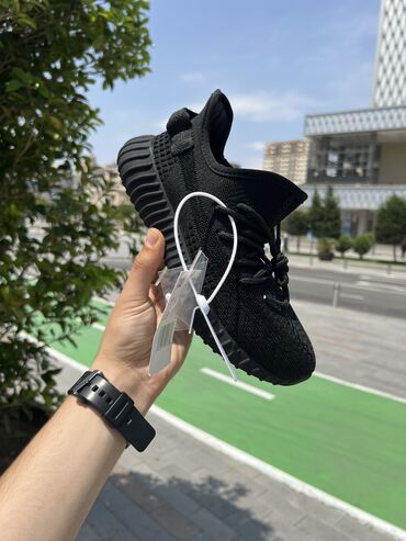 Krasofkalar və idman ayaqqabıları: Krbaku krasofkalar mekani premium class yezzy 350