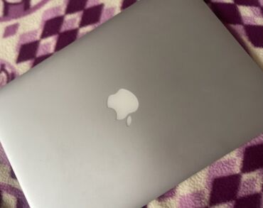 Mercedes-Benz: Apple MacBook Air noutbuku - Korpus: gümüş rəngli alüminium unibody