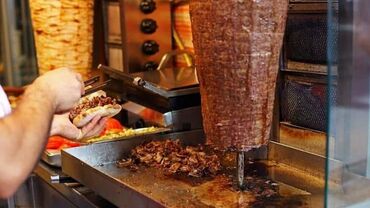 Yarmalar və paxlalar: Türk küçə yeməkləri menyusu - Doner kebab: Dikey şişdə ləzzətli
