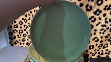 Посуда: Предлагается набор различной посуды, включающий круглые и квадратные — 3