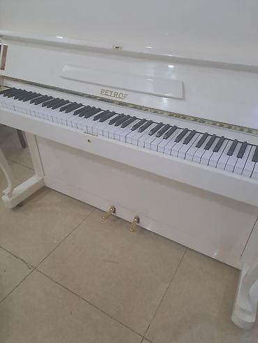 Petrof upright pianino – klassik dizaynlı, parlaq ağ rəngdə korpus
