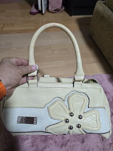 rumenilo u stiku: Elegant purse, Guess, Material: Faux leather