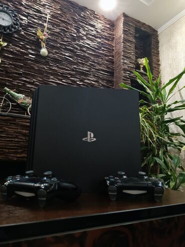 PS4 (Sony PlayStation 4): Ps 4 pro б/у комплектация: 2 геймпада HDMI кабель кабель питания