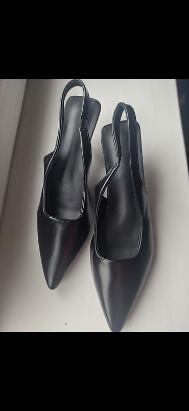 Женская обувь: Женские туфли-сланги (slingback) черного цвета с заостренным мысом и — 1