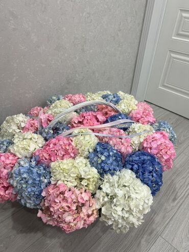 прожектор люстра: Огромная цветочная корзина из гортензий
цена: договорная