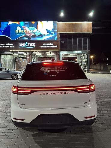 дверь на легаси: Электромобиль LEAPMOTOR C11, кроссовер белого цвета Основные — 4