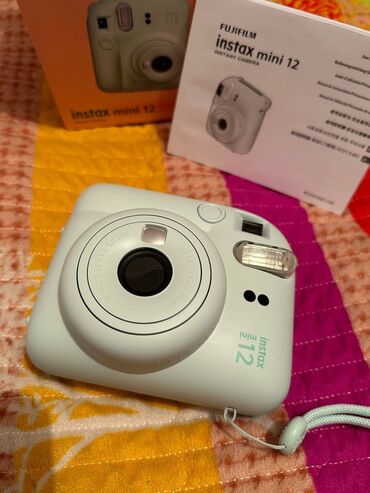 Фотоаппараты: Fujifilm Instax MINI 12 - аналоговый фотоаппарат, работающая по