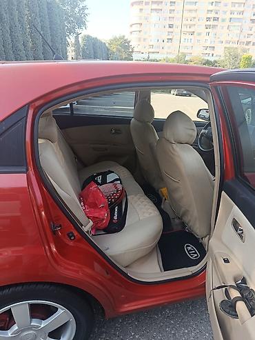 qosqular satisi: Kia Pride SLX, hetçbek, qırmızı rəng. Xüsusiyyətlər: - Kuzov: 5 — 5