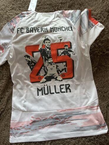 Перчатки: FC Bayern Münich üçün Müller adlı futbolçunun adı və "75" nömrəsi ilə