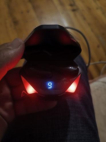 razer blackshark v2 x: Gaming üslubunda TWS simsiz qulaqlıq - İki qulaqlıq və şarj qutusu - — 2