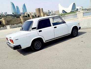 2107 qapı: VAZ 2107, ağ rəng, 4 qapı sedan. Texniki xüsusiyyətlər: - Benzin — 4