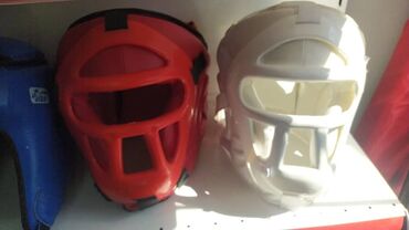 солонка с перечницей: Шлем с защитой