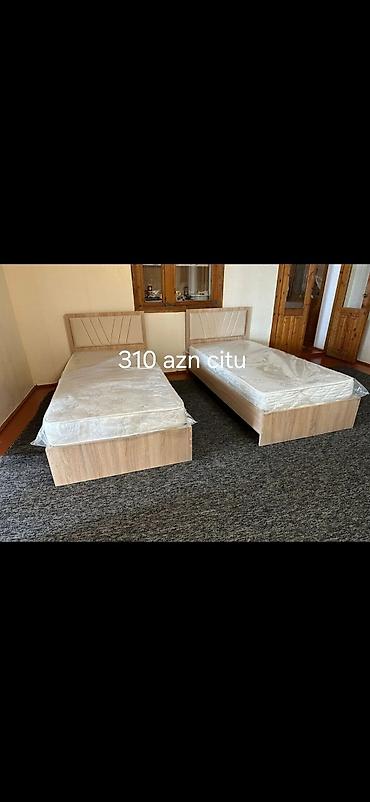 carpayı divan: İki ədəd tək çarpayı dəsti. Şəkildə açıq taxta tonlarında korpuslu — 1