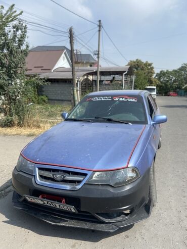 крышка нексия: Автомобиль Daewoo Nexia синего цвета, оснащенный дополнительным