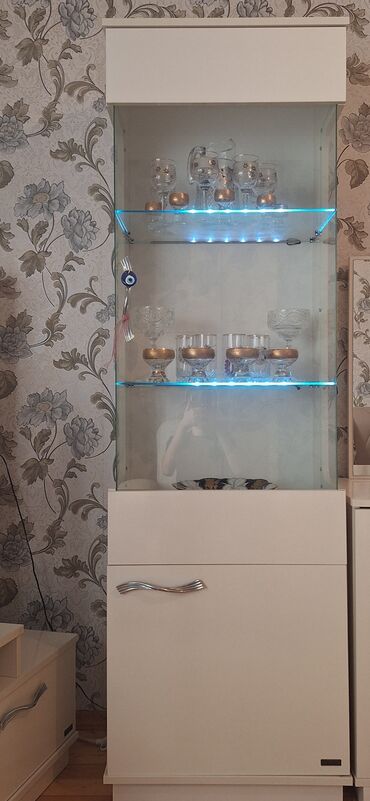 вешалка для одежды из дерева: Şüşəli dolab vitrini, İşlənmiş, Ünvandan götürmə