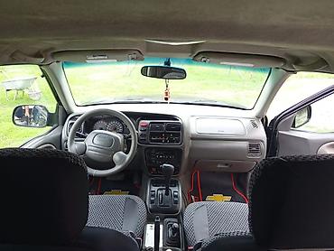 Digər avtomobillər: === PART 1: TEXTUAL DESCRIPTION === Qara rəngdə Chevrolet Tracker SUV — 10